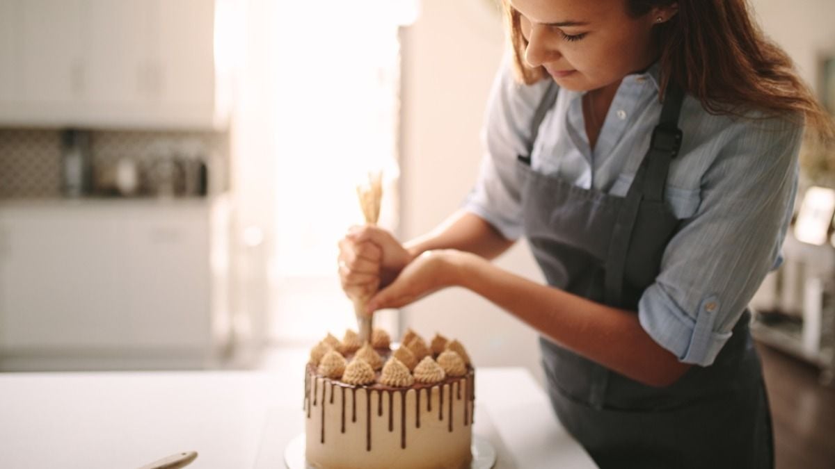 Man refuses to eat birthday cake from girlfriend until she apologizes, 'she's not a priority.' AITA?